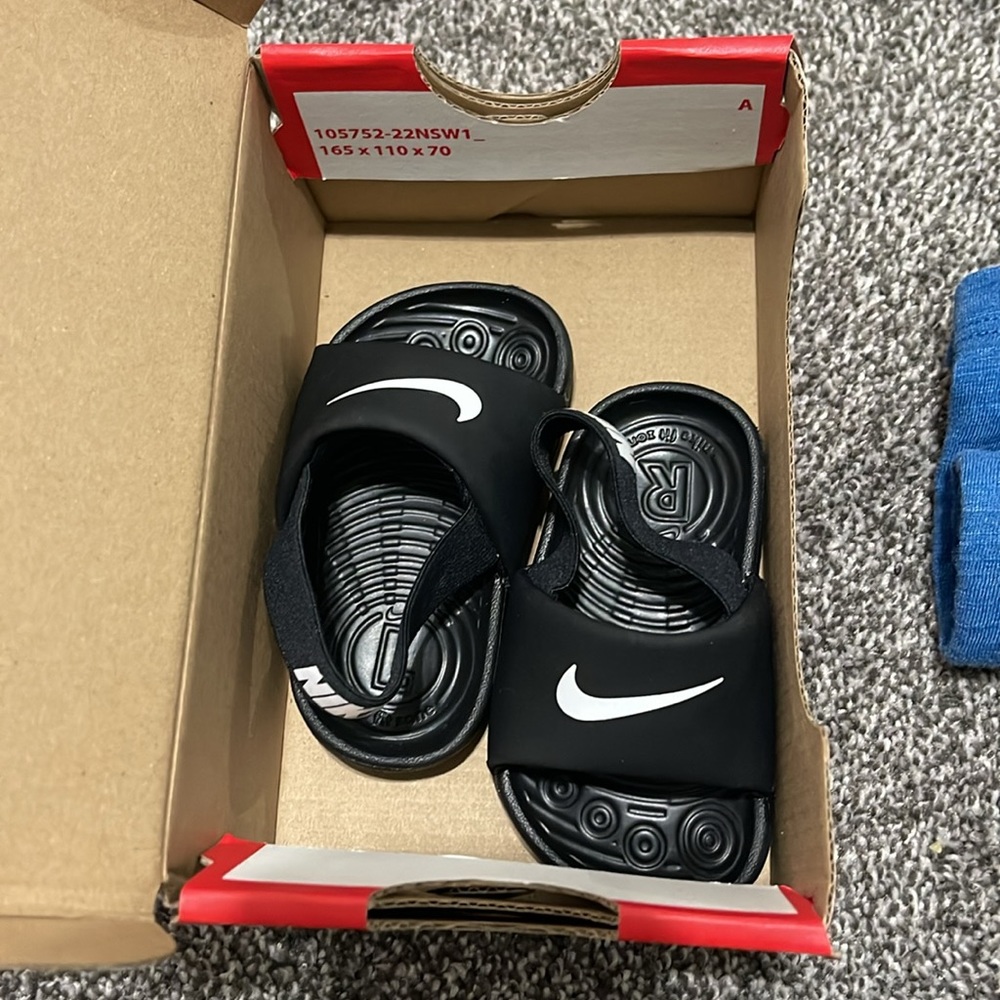 NIKE SLIDES